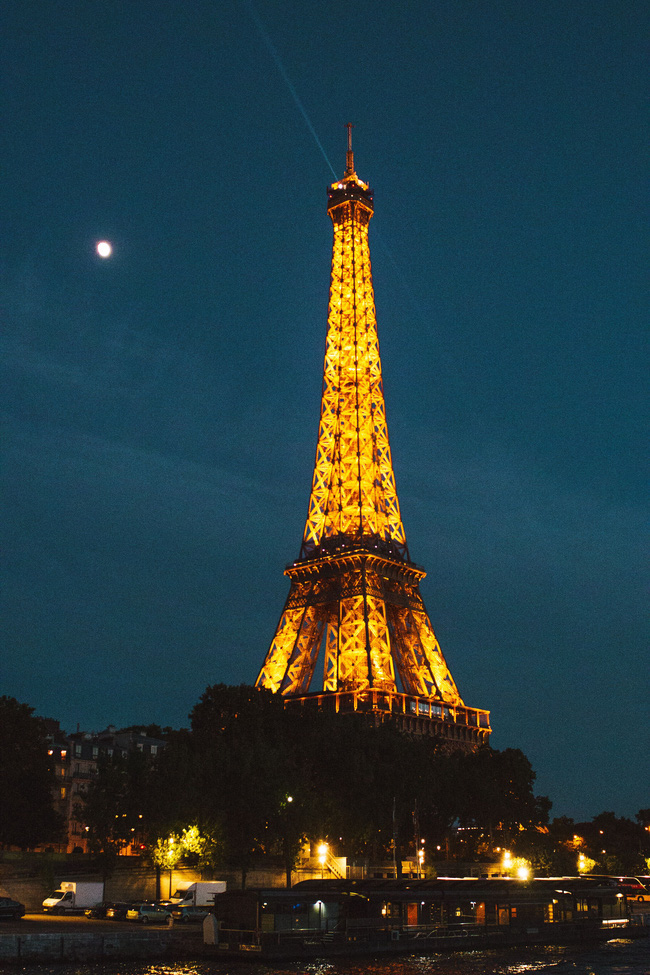 Tháp Eiffel nổi tiếng thế giới thì ai cũng biết nhưng trên đỉnh tòa