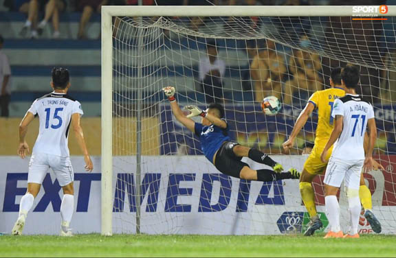 CLB Nam Định hạ thuyết phục HAGL 2-0 trong ngày bóng đá Việt Nam chính thức trở lại - Ảnh 1.