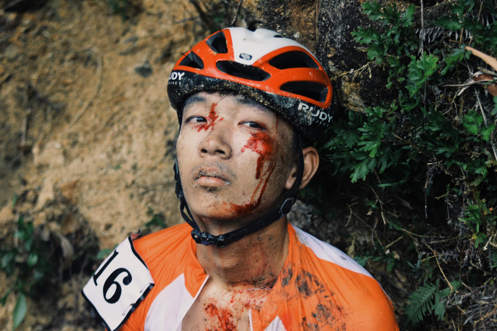 Xót xa tai nạn khi đổ đèo đua xe đạp: VĐV Việt Nam mặt rớm máu ...
