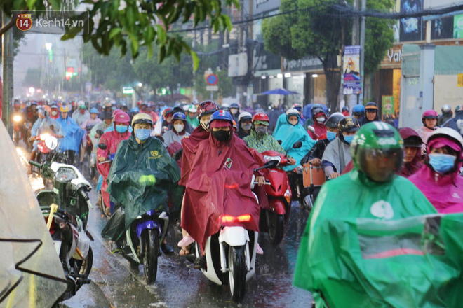 ẢNH: Sáng mưa, chiều mưa, người Sài Gòn ướt sũng, chật vật thoát khỏi cảnh kẹt xe kinh hoàng trong ngày đầu tuần - Ảnh 4.