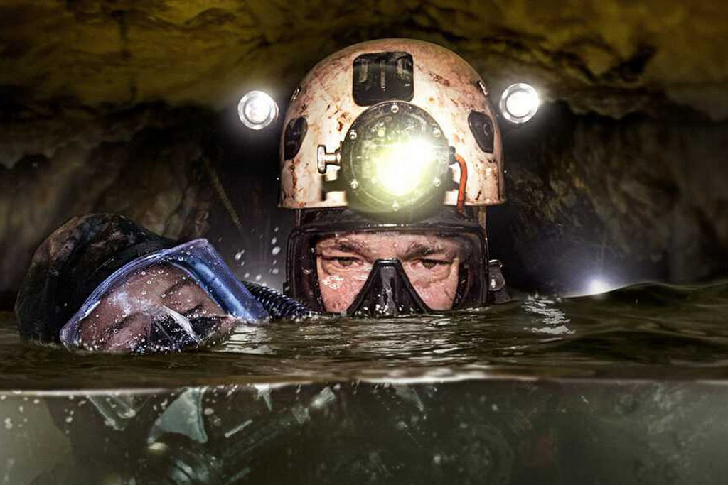 13 phim sinh tồn chứng minh sức sống mạnh mẽ của con người: Từ lạc giữa biển khơi, vật nhau với hổ đến kẹt tr&ecirc;n Sao Hỏa - Ảnh 12.