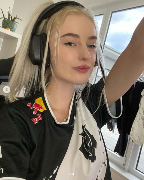 Game thủ Việt ph&aacute;t hiện ra fangirl G2 Esports qu&aacute; đỗi gợi cảm, ai cũng nhận l&agrave; fan rạp xiếc 20 năm - Ảnh 2.