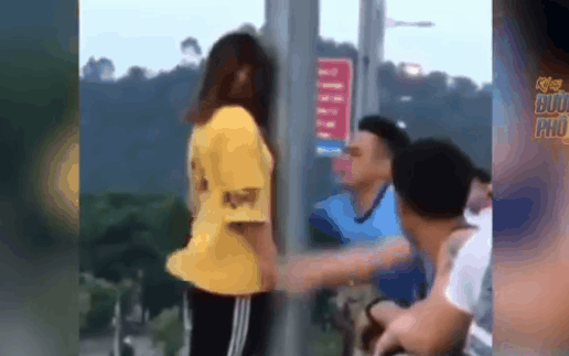 Thót tim clip cô gái câm điếc đứng bằng nửa bàn chân ngoài lan can cầu và hành động cứu người bất ngờ của chàng trai sau đó