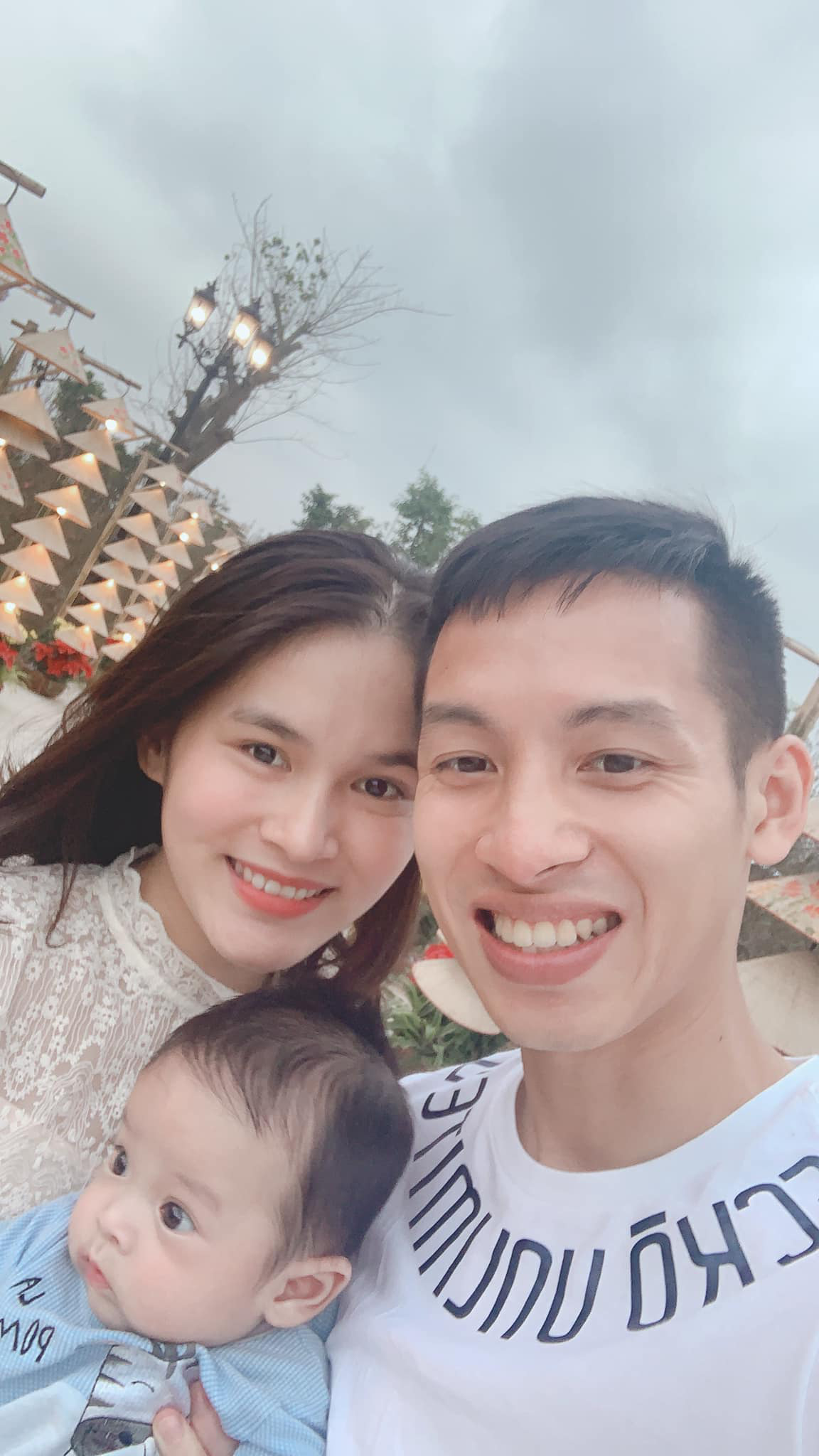 Nhan sắc xinh đẹp của vợ Đỗ Hùng Dũng - cầu thủ vừa giành danh hiệu Quả bóng vàng Việt Nam: Gái một con trông mòn con mắt - Ảnh 6. Nhan sắc xinh đẹp của vợ Đỗ Hùng Dũng - cầu thủ vừa giành danh hiệu Quả bóng vàng Việt Nam: Gái một con trông mòn con mắt - Ảnh 6.