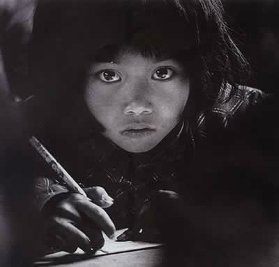 Hình ảnh cô bé nghèo có đôi mắt to từng lay động trái tim người Trung Quốc, 26 năm sau định mệnh thay đổi cuộc đời cô vì bức ảnh này - Ảnh 1.
