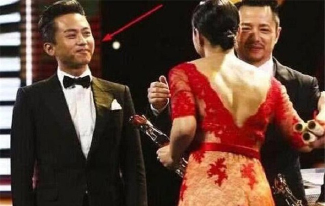 Khoảnh khắc hiếm c&oacute; khi c&aacute;c nam thần Hoa ngữ t&aacute;i ngộ t&igrave;nh cũ: L&acirc;m Ch&iacute; Dĩnh ngượng ng&ugrave;ng cười trừ, Hồ Ca chỉ d&aacute;m l&eacute;n nh&igrave;n trộm  - Ảnh 2.