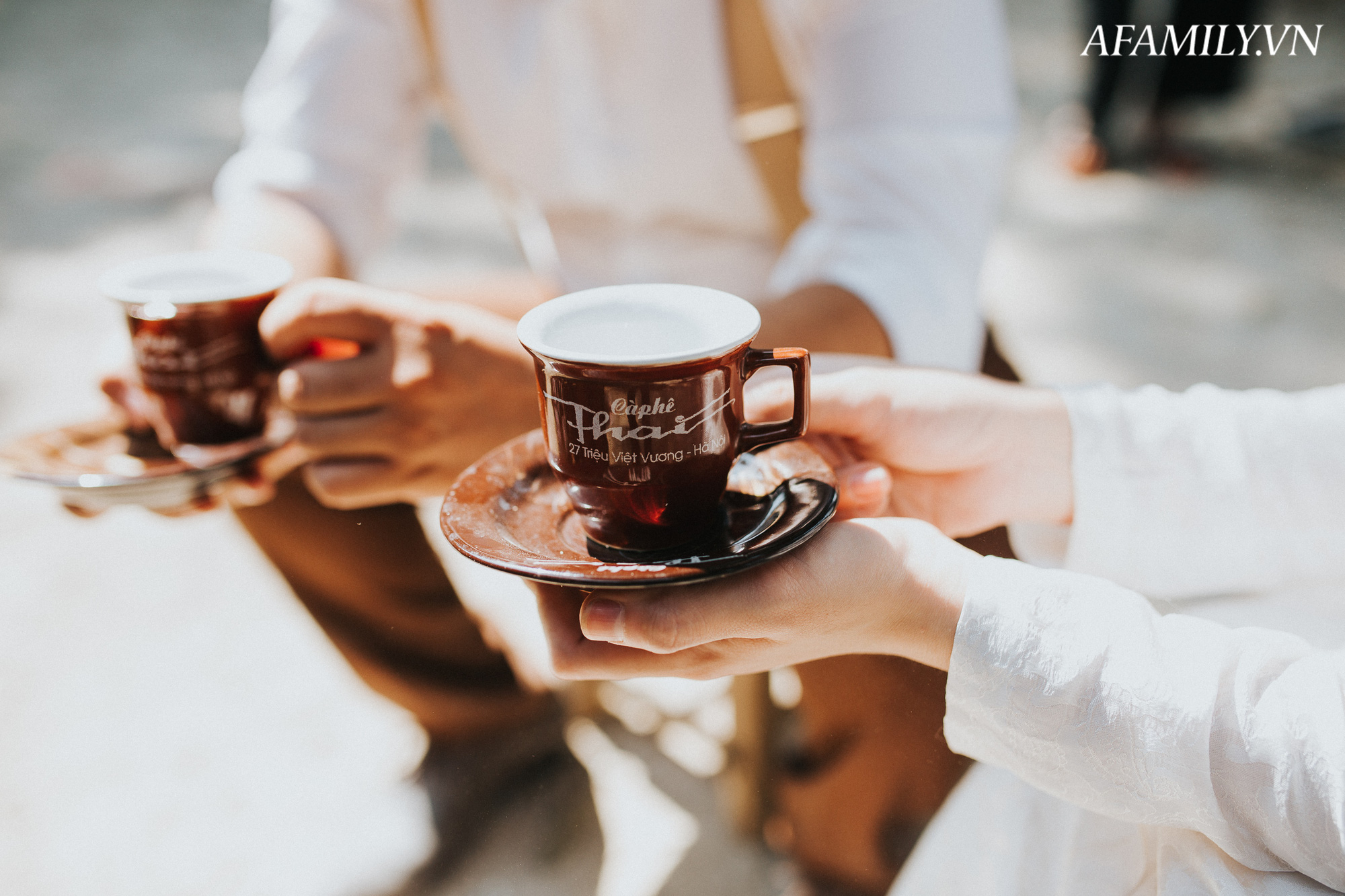 Quán cà phê vỉa hè vừa bé lại cũ kỹ nhất nhì Hà Nội, tồn tại suốt gần thế kỷ với 4 đời tiếp nhận nhưng vẫn đông khách vô cùng, 1 ngày bán cả nghìn cốc - Ảnh 14. Quán cà phê vỉa hè vừa bé lại cũ kỹ nhất nhì Hà Nội, tồn tại suốt gần thế kỷ với 4 đời tiếp nhận nhưng vẫn đông khách vô cùng, 1 ngày bán cả nghìn cốc - Ảnh 14.