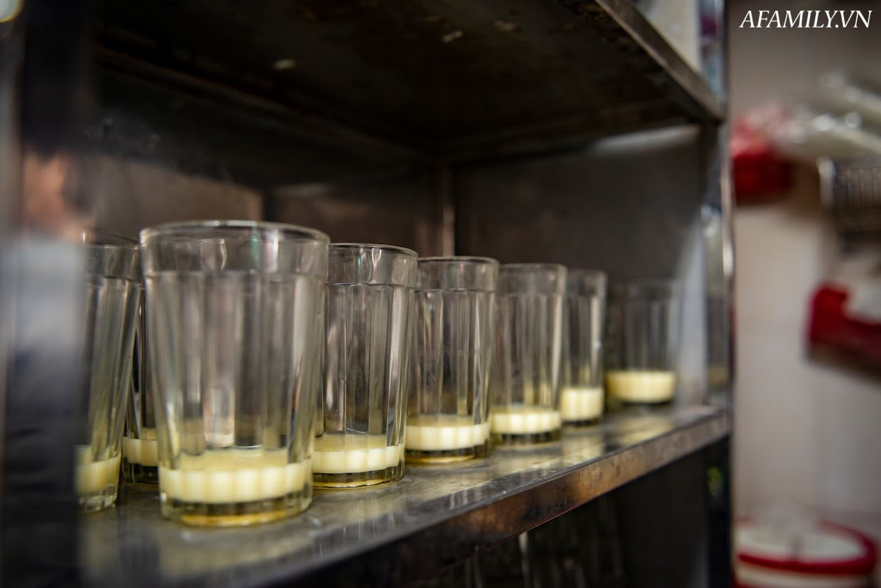 Qu&aacute;n c&agrave; ph&ecirc; vỉa h&egrave; vừa b&eacute; lại cũ kỹ nhất nh&igrave; H&agrave; Nội, tồn tại suốt gần thế kỷ với 4 đời tiếp nhận nhưng vẫn đ&ocirc;ng kh&aacute;ch v&ocirc; c&ugrave;ng, 1 ng&agrave;y b&aacute;n cả ngh&igrave;n cốc - Ảnh 21.