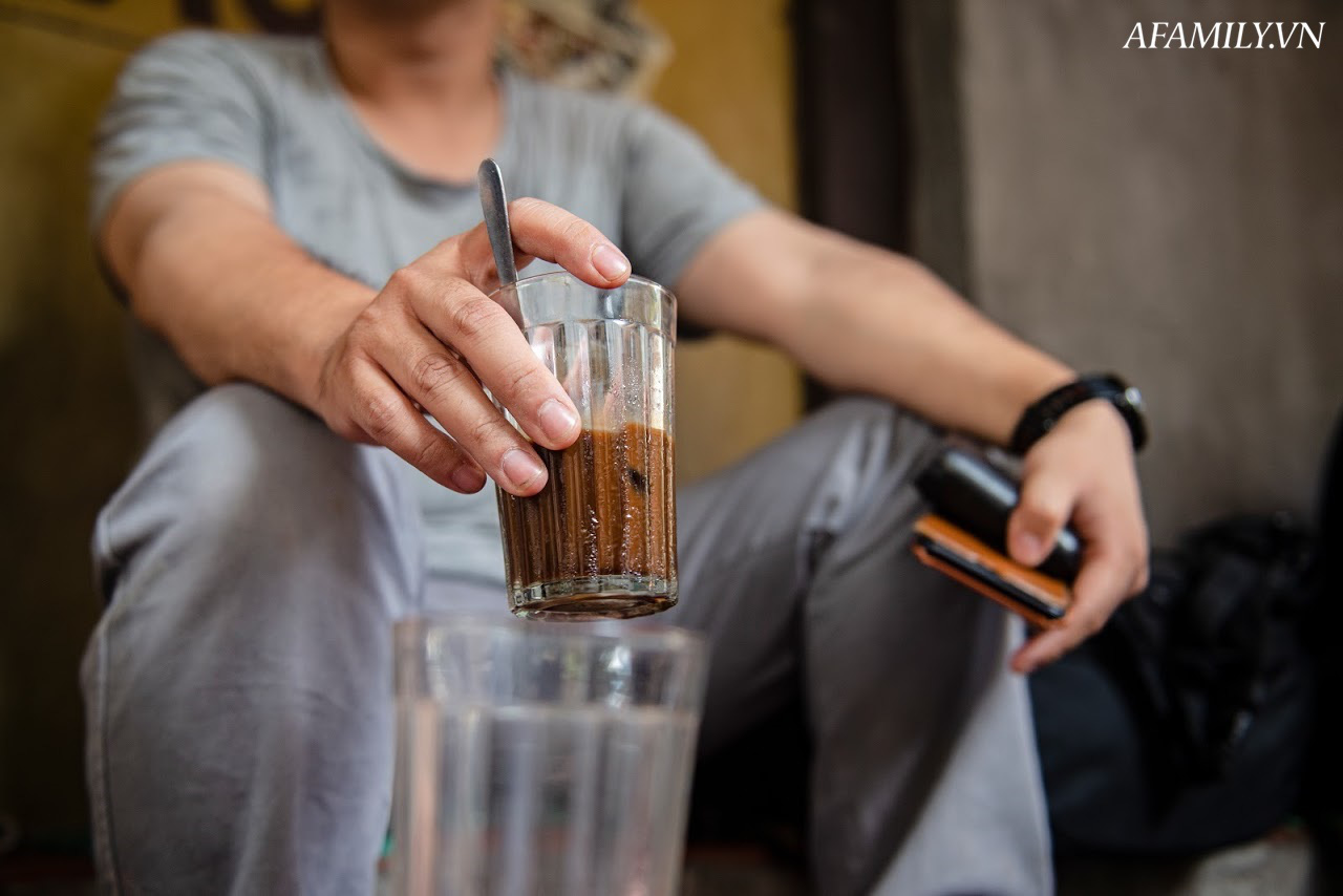 Quán cà phê vỉa hè vừa bé lại cũ kỹ nhất nhì Hà Nội, tồn tại suốt gần thế kỷ với 4 đời tiếp nhận nhưng vẫn đông khách vô cùng, 1 ngày bán cả nghìn cốc - Ảnh 5. Quán cà phê vỉa hè vừa bé lại cũ kỹ nhất nhì Hà Nội, tồn tại suốt gần thế kỷ với 4 đời tiếp nhận nhưng vẫn đông khách vô cùng, 1 ngày bán cả nghìn cốc - Ảnh 5.