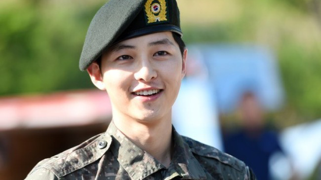 Song Joong Ki gây sốt vì ảnh nhập ngũ như cảnh phim 5 năm trước, hình tại ngũ huyền thoại của Hyun Bin bỗng bị đem ra so sánh - Ảnh 5.