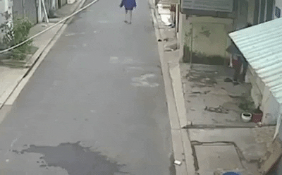 Clip: Đang đi dạo c&ugrave;ng bạn g&aacute;i, nam thanh ni&ecirc;n bất ngờ bẻ l&aacute;i để tr&aacute;o d&eacute;p của chủ nh&agrave; ven đường - Ảnh 2.