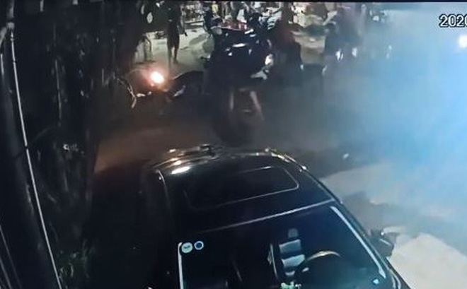 Vụ n&eacute;m bom xăng khiến ch&aacute;u b&eacute; bỏng nặng: Nguy&ecirc;n do từ việc thấy bạn của vợ cũ cầm điện thoại? - Ảnh 1.