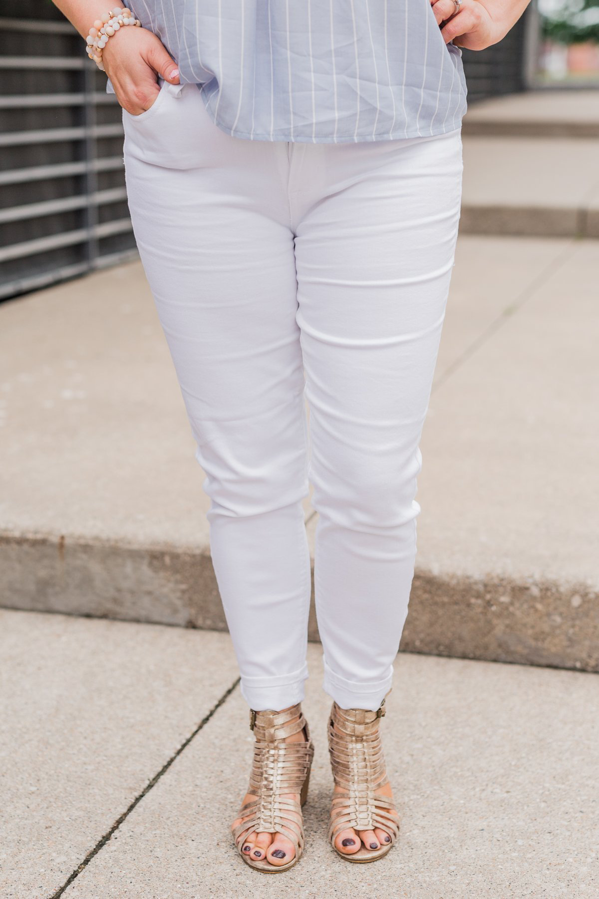 Không phải cứ jeans trắng là giúp nâng tầm style, bạn chọn dáng quần này thì mọi nhược điểm đôi chân sẽ bị tố sạch - Ảnh 3.