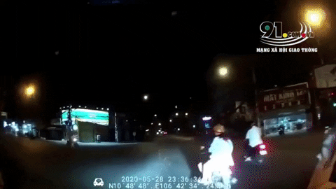 Clip: Giật mình khoảnh khắc ô tô húc bay người đi xe máy vượt đèn đỏ tại ngã tư - Ảnh 1.