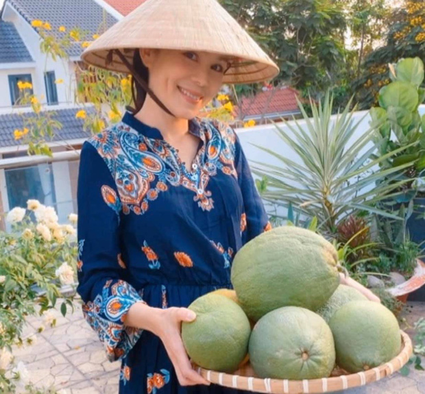 Cực phẩm vườn hồng: Con g&aacute;i MC Quyền Linh khoe t&oacute;c d&agrave;i thướt tha, g&oacute;c nghi&ecirc;ng sắc lẹm như dao rọc giấy - Ảnh 4.
