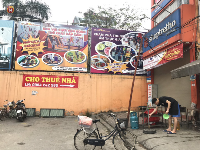 Phố kinh doanh sầm uất tại H&agrave; Nội đồng loạt đ&oacute;ng cửa treo biển sang nhượng, cho thu&ecirc; cửa h&agrave;ng do ảnh hưởng bởi dịch COVID-19 - Ảnh 10.