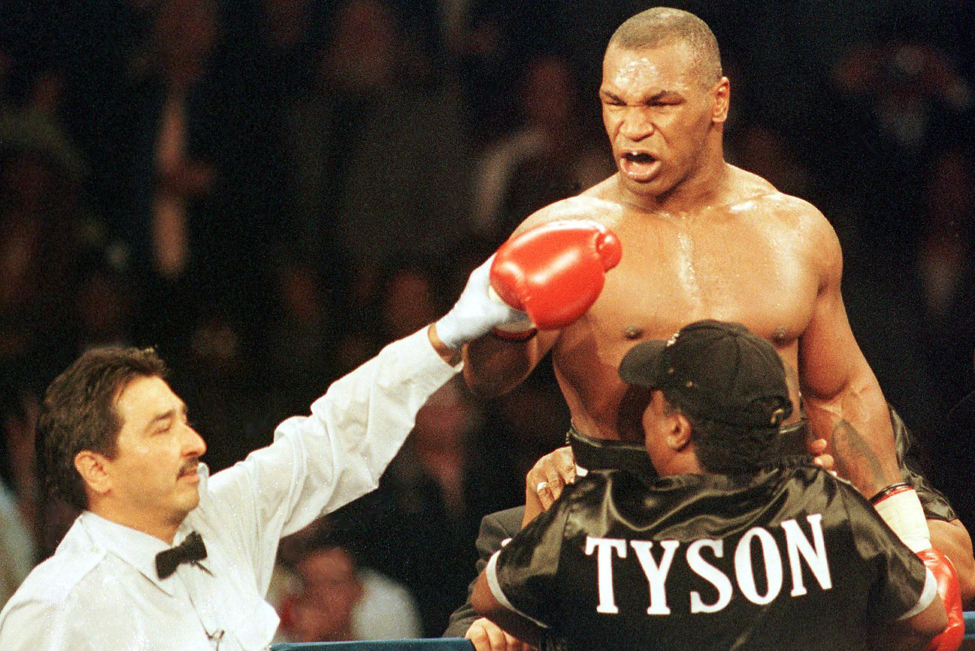 Mike Tyson surprised people by performing tremendous speed and strength at the age of 53, even The Rock also stood still and still - Picture 3.