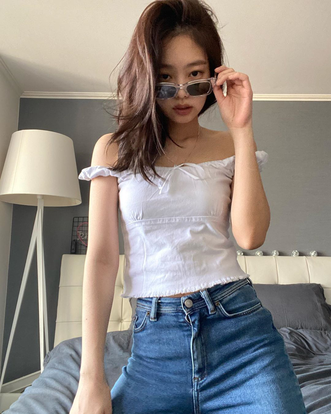 Nhìn Kylie, Jennie diện crop top trắng bình dân mà trendy mới thấy mùa hè “quẩy” item này là chuẩn nhất - Ảnh 2.