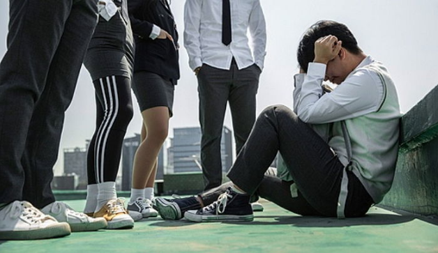 Khi nh&agrave; vệ sinh ở trường học trở n&ecirc;n đ&aacute;ng sợ: Chỉ v&igrave; giải quyết nhu cầu ch&iacute;nh đ&aacute;ng m&agrave; mang nỗi &aacute;m ảnh cả đời của học sinh - Ảnh 2.