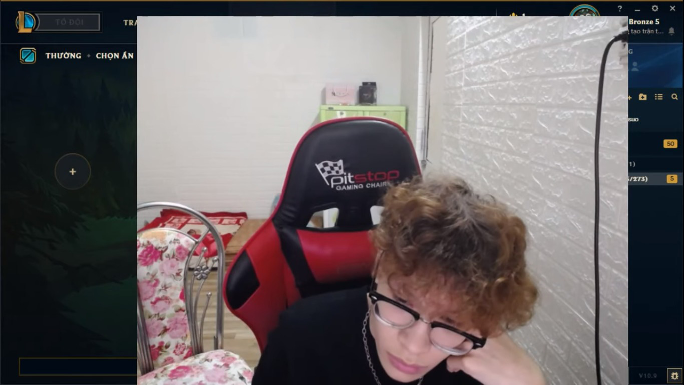 N&oacute;ng: Streamer nổi tiếng Cậu V&agrave;ng d&iacute;nh l&ugrave;m x&ugrave;m nhờ người đ&aacute;nh hộ, đối xử tệ bạc với bạn b&egrave;! - Ảnh 1.