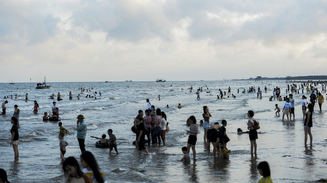  Ngày thứ 3 dịp nghỉ lễ, bãi biển Quất Lâm đông kín người, du khách tắm chung bèo, rác - Ảnh 4.