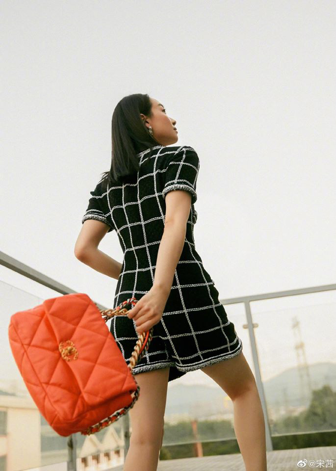 Cùng diện bộ Chanel trăm triệu: Cựu idol Kpop thả hàng khuy cổ áo “át vía hẳn người thương của Quân vương Lee Min ho - Ảnh 5.