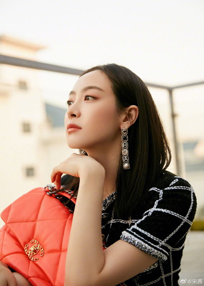 Cùng diện bộ Chanel trăm triệu: Cựu idol Kpop thả hàng khuy cổ áo “át vía hẳn người thương của Quân vương Lee Min ho - Ảnh 7.