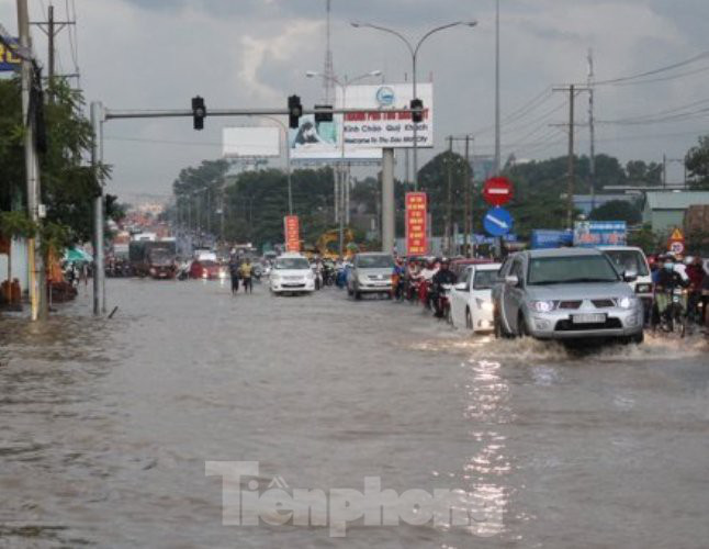 Mưa lớn kéo dài ở Bình Dương, một bé trai mất tích - Ảnh 2.