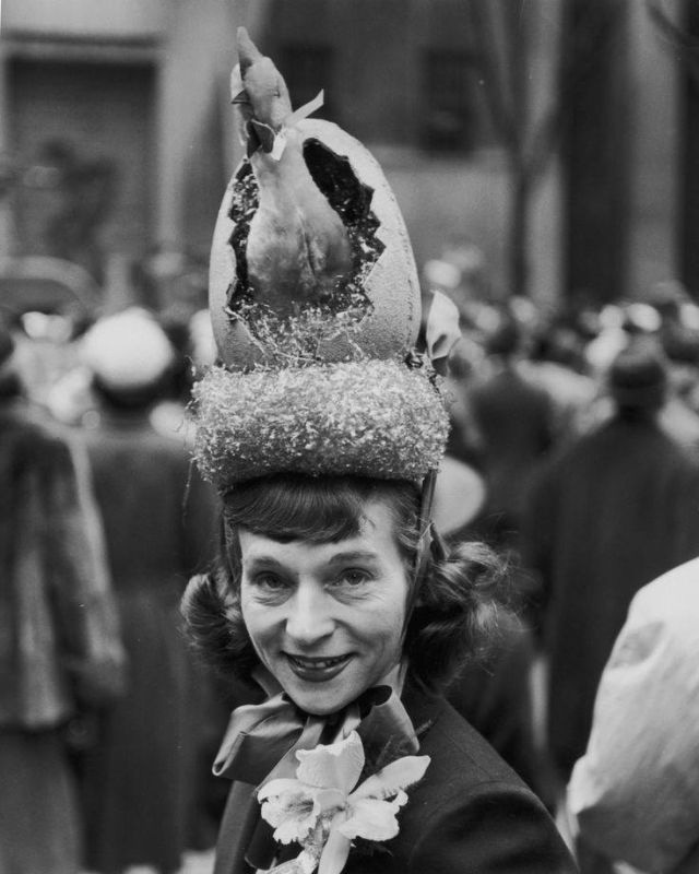 Những bức ảnh đen trắng kỳ lạ cho thấy phụ nữ thời xưa có thể đội bất cứ thứ gì lên đầu để làm đẹp, tổ chim cũng thành cực phẩm - Ảnh 18.