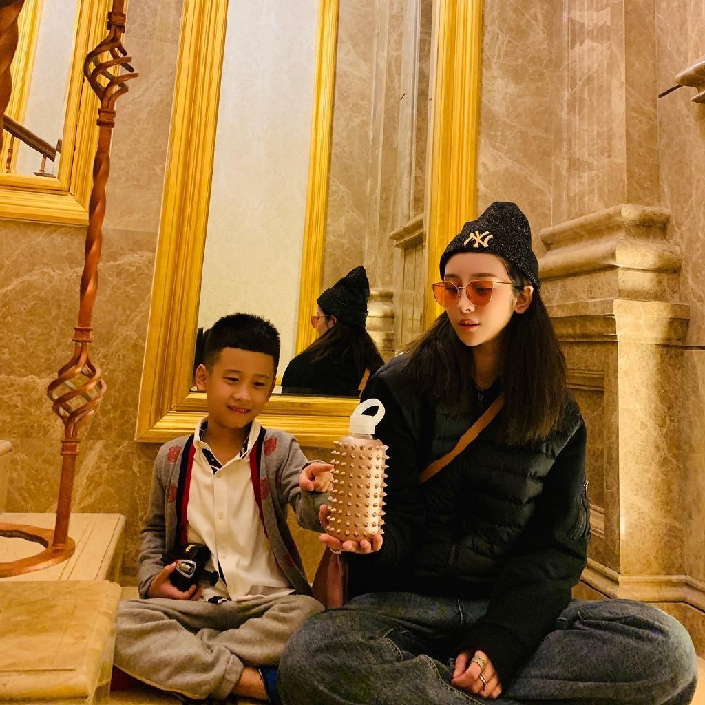 Chỉ với 1 clip, gia thế khủng của 1 thí sinh TXCB được tiết lộ: Mẹ đẹp tựa siêu mẫu, biệt thự sang chảnh như cung điện - Ảnh 13. Chỉ với 1 clip, gia thế khủng của 1 thí sinh TXCB được tiết lộ: Mẹ đẹp tựa siêu mẫu, biệt thự sang chảnh như cung điện - Ảnh 13.