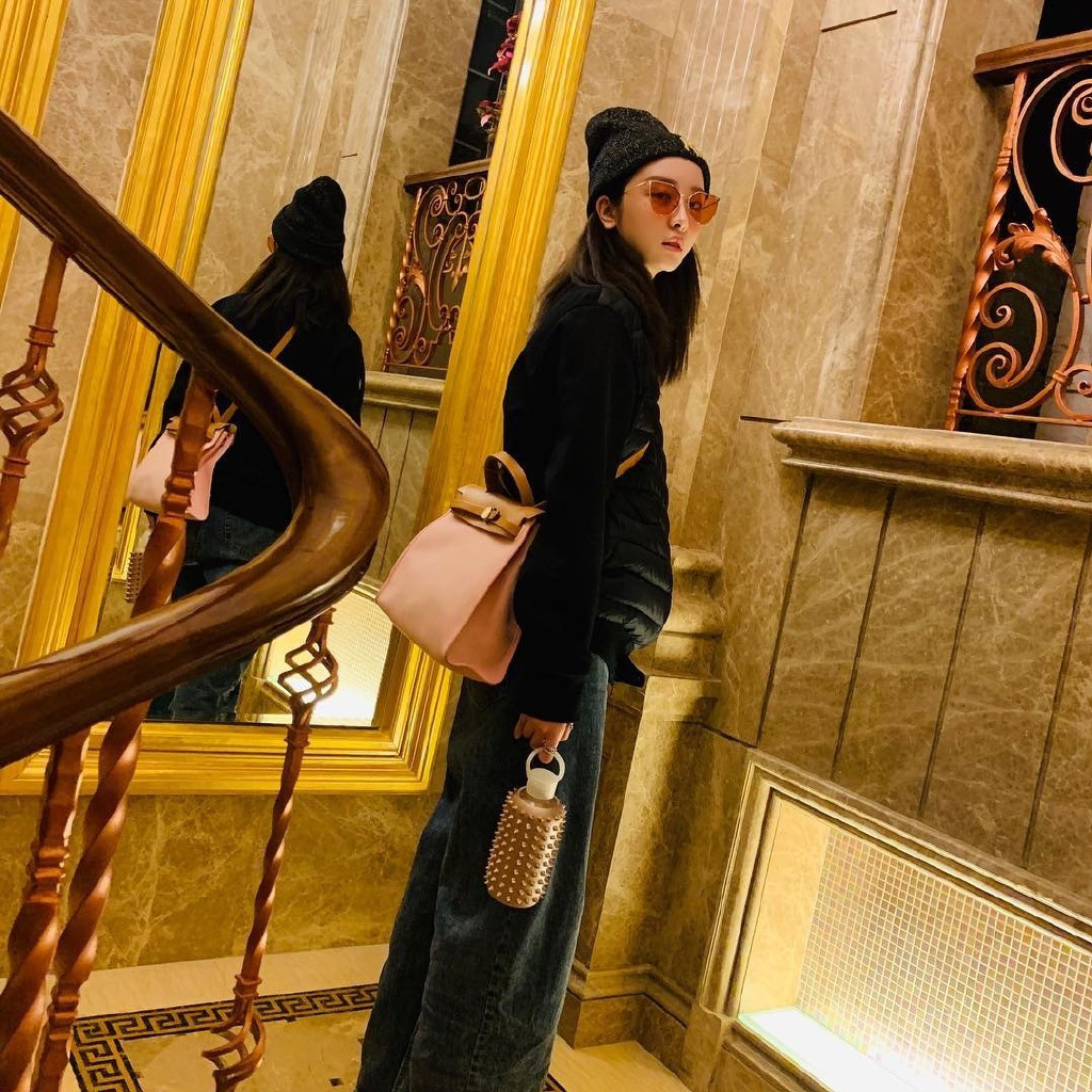 Chỉ với 1 clip, gia thế khủng của 1 thí sinh TXCB được tiết lộ: Mẹ đẹp tựa siêu mẫu, biệt thự sang chảnh như cung điện - Ảnh 12. Chỉ với 1 clip, gia thế khủng của 1 thí sinh TXCB được tiết lộ: Mẹ đẹp tựa siêu mẫu, biệt thự sang chảnh như cung điện - Ảnh 12.