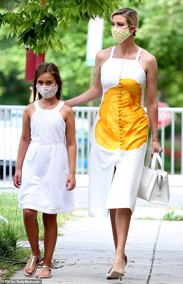 Đệ nhất phu nhân Mỹ cùng Ivanka Trump đọ sắc, khoe thần thái hơn người khi xuất hiện công khai nhưng lại vắng bóng một gương mặt - Ảnh 1. Đệ nhất phu nhân Mỹ cùng Ivanka Trump đọ sắc, khoe thần thái hơn người khi xuất hiện công khai nhưng lại vắng bóng một gương mặt - Ảnh 1.
