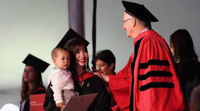 Chuyện về nữ sinh từ chối v&agrave;o trường đại học h&agrave;ng đầu Trung Quốc: 20 tuổi trở th&agrave;nh mẹ đơn th&acirc;n, 2 năm sau đ&atilde; l&agrave;m n&ecirc;n điều phi thường - Ảnh 3.