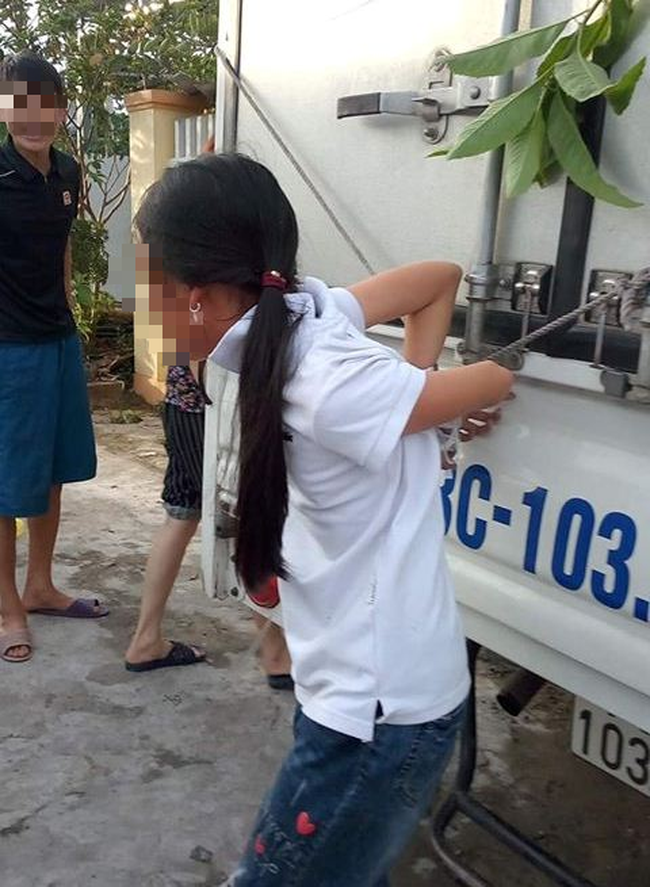 Người mẹ trói buộc chân tay bé gái vào xe tải vì trộm tiền: Chỉ là răn đe, dạy dỗ con thôi - Ảnh 4.