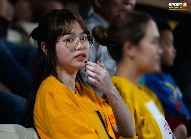 Huỳnh Anh âm thầm xuất hiện trên khán đài cổ vũ Quang Hải và CLB Hà Nội đấu Đồng Tháp - Ảnh 1.