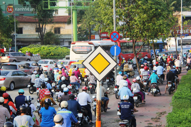 Ảnh: Người dân vội vã đi làm, học sinh quay trở lại trường học khiến đường Sài Gòn kẹt xe không lối thoát từ sáng sớm - Ảnh 5.