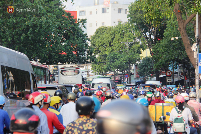 Ảnh: Người dân vội vã đi làm, học sinh quay trở lại trường học khiến đường Sài Gòn kẹt xe không lối thoát từ sáng sớm - Ảnh 14. Ảnh: Người dân vội vã đi làm, học sinh quay trở lại trường học khiến đường Sài Gòn kẹt xe không lối thoát từ sáng sớm - Ảnh 14.