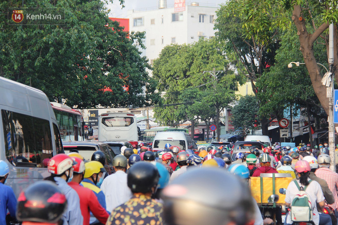 Ảnh: Người dân vội vã đi làm, học sinh quay trở lại trường học khiến đường Sài Gòn kẹt xe không lối thoát từ sáng sớm - Ảnh 14.