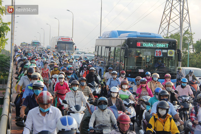 Ảnh: Người dân vội vã đi làm, học sinh quay trở lại trường học khiến đường Sài Gòn kẹt xe không lối thoát từ sáng sớm - Ảnh 4.