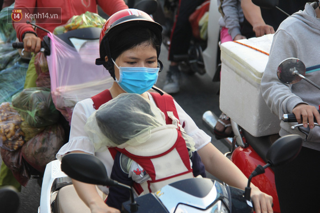 Ảnh: Người dân vội vã đi làm, học sinh quay trở lại trường học khiến đường Sài Gòn kẹt xe không lối thoát từ sáng sớm - Ảnh 10.