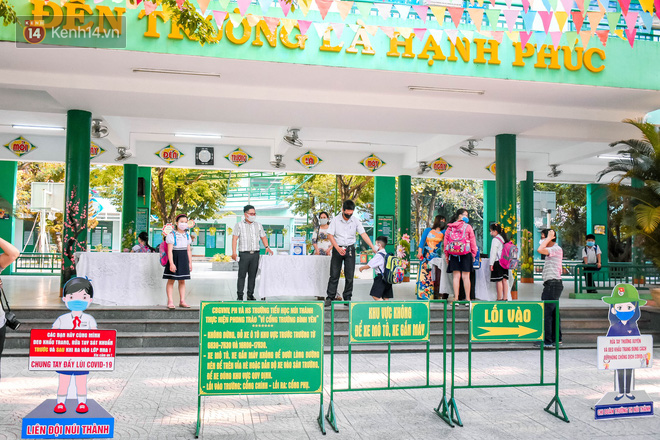 Học sinh đội mũ chống giọt bắn, hào hứng nhận lì xì từ thầy cô trong ngày đầu đi học lại sau kỳ nghỉ Tết dài nhất lịch sử - Ảnh 1.