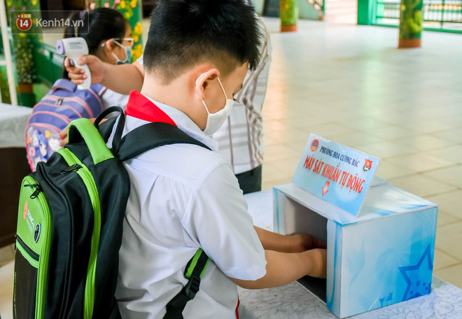 Học sinh đội mũ chống giọt bắn, hào hứng nhận lì xì từ thầy cô trong ngày đầu đi học lại sau kỳ nghỉ Tết dài nhất lịch sử - Ảnh 3.