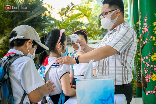 Học sinh đội mũ chống giọt bắn, hào hứng nhận lì xì từ thầy cô trong ngày đầu đi học lại sau kỳ nghỉ Tết dài nhất lịch sử - Ảnh 2.