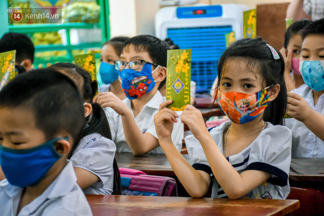 Học sinh đội mũ chống giọt bắn, hào hứng nhận lì xì từ thầy cô trong ngày đầu đi học lại sau kỳ nghỉ Tết dài nhất lịch sử - Ảnh 6.