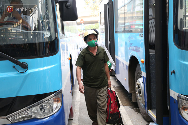 100% lượng xe buýt tại Hà Nội hoạt động trở lại sau dịch COVID-19: “Xe tấp nập nhưng khách vắng lặng” - Ảnh 10.