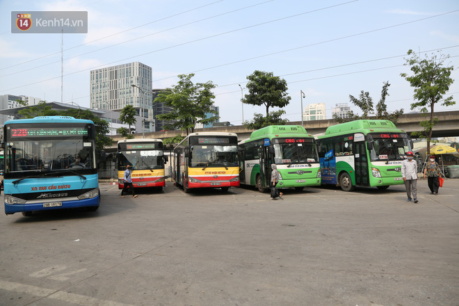 100% lượng xe buýt tại Hà Nội hoạt động trở lại sau dịch COVID-19: “Xe tấp nập nhưng khách vắng lặng” - Ảnh 1.