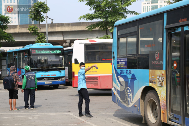 100% lượng xe buýt tại Hà Nội hoạt động trở lại sau dịch COVID-19: “Xe tấp nập nhưng khách vắng lặng” - Ảnh 6.