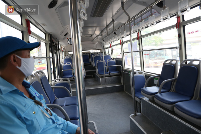 100% lượng xe buýt tại Hà Nội hoạt động trở lại sau dịch COVID-19: “Xe tấp nập nhưng khách vắng lặng” - Ảnh 16.