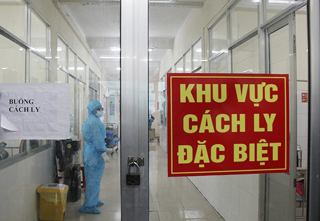 Người có chứng nhận âm tính COVID-19 trở về Việt Nam vẫn phải xét nghiệm lại và tuân thủ cách ly - Ảnh 1.