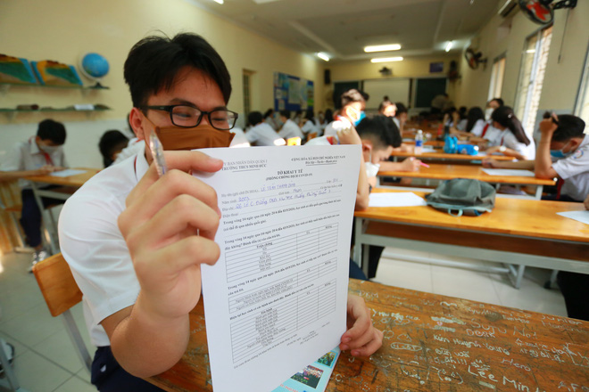 Học sinh TP.HCM ngồi học b&agrave;n tr&ograve;n, đối diện nhau ở 2 đầu b&agrave;n để ph&ograve;ng Covid-19 - Ảnh 14.